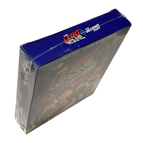 NEW The Lego Movie 2 Blu-Ray DVD & Digital with Minifigure - Picture 4 of 5